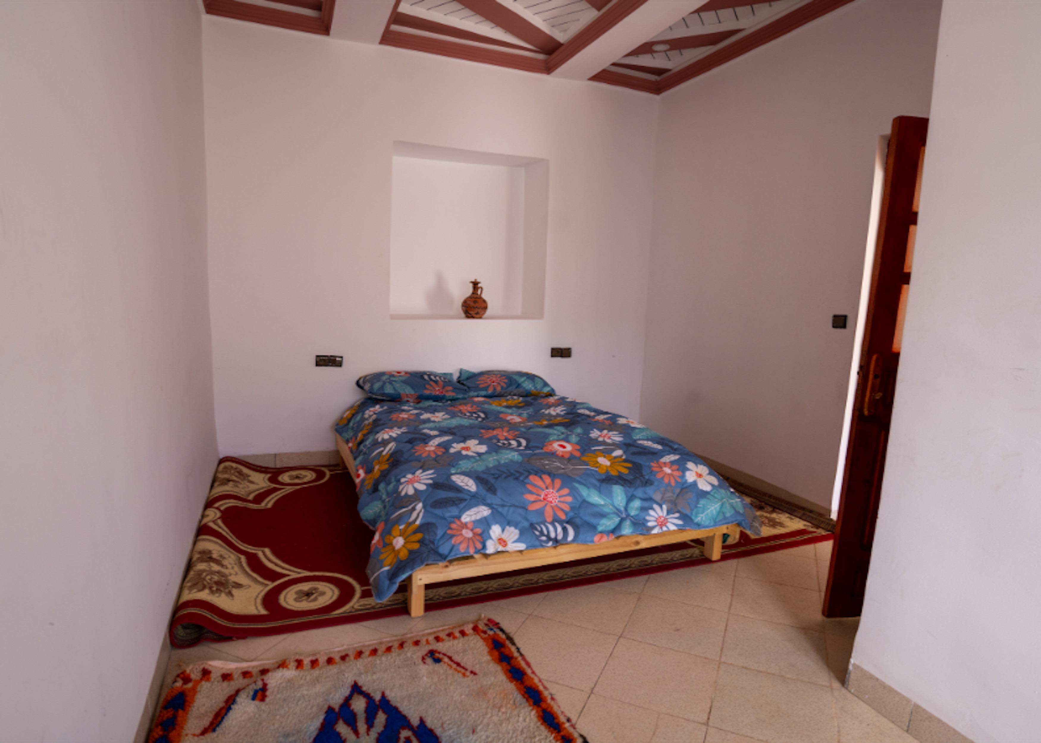 Chambre simple avec douche et toilettes.