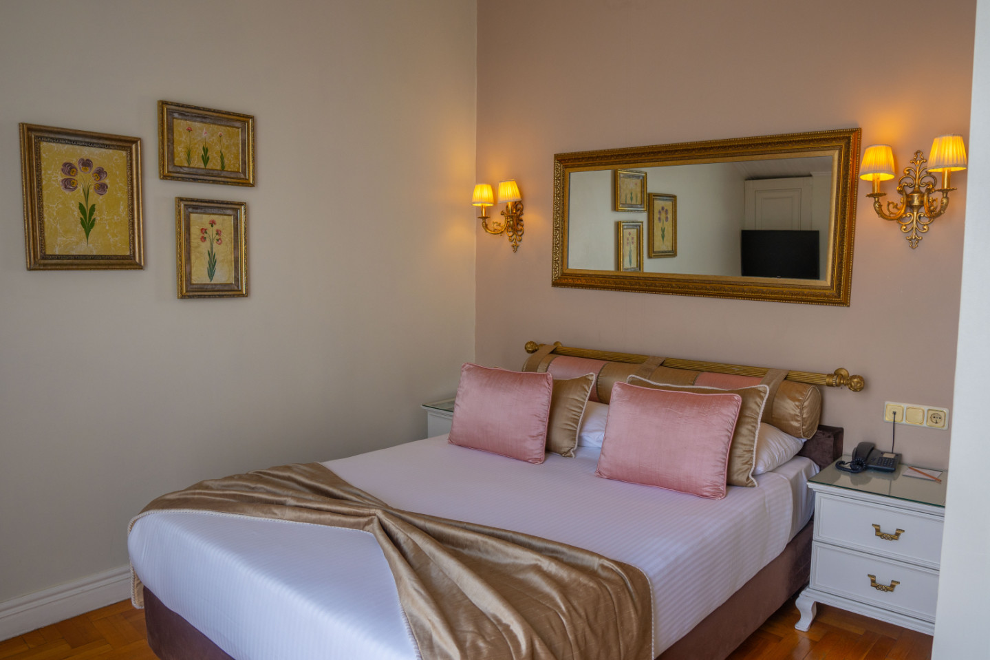 Elegance Single Room with City or Sea view